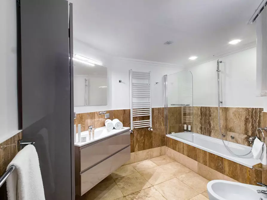 Immagine 45 di Villa in affitto  in Via Dei Due Ponti a Roma