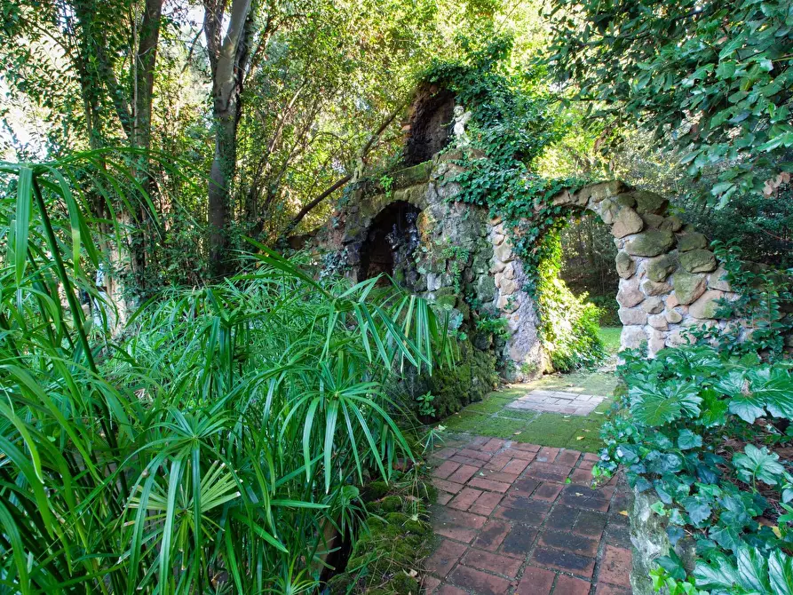 Immagine 69 di Villa in affitto  in Via Dei Due Ponti a Roma