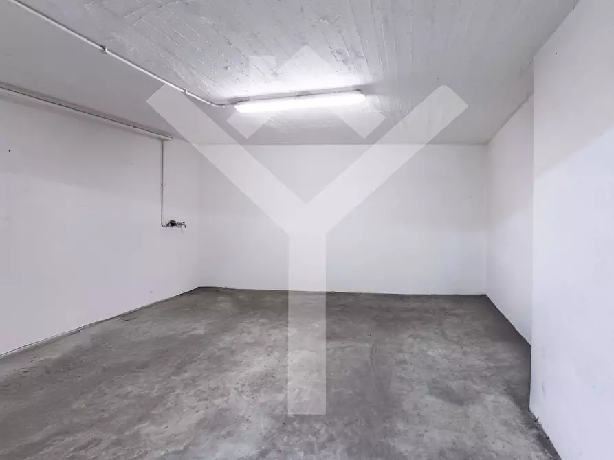 Immagine 4 di Box auto in vendita  in Via Di San Filippo Martire a Roma