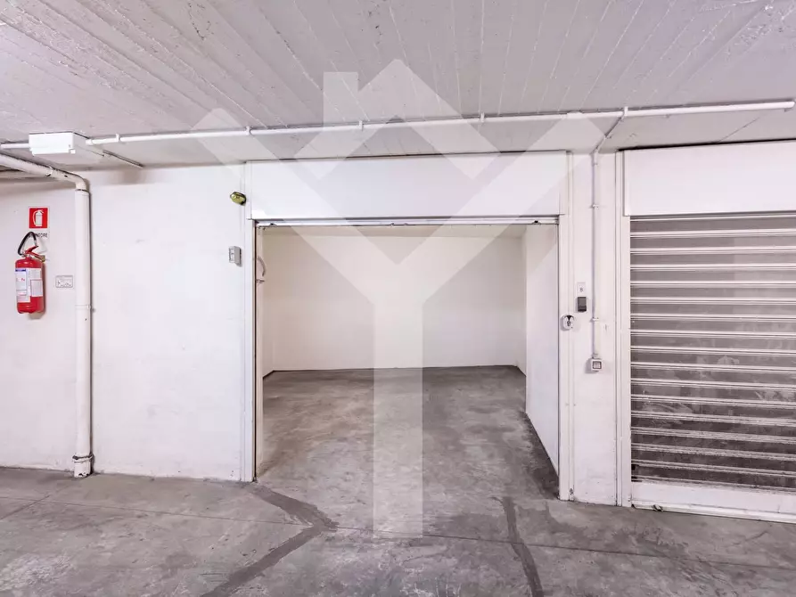 Immagine 2 di Box auto in vendita  in Via Di San Filippo Martire a Roma