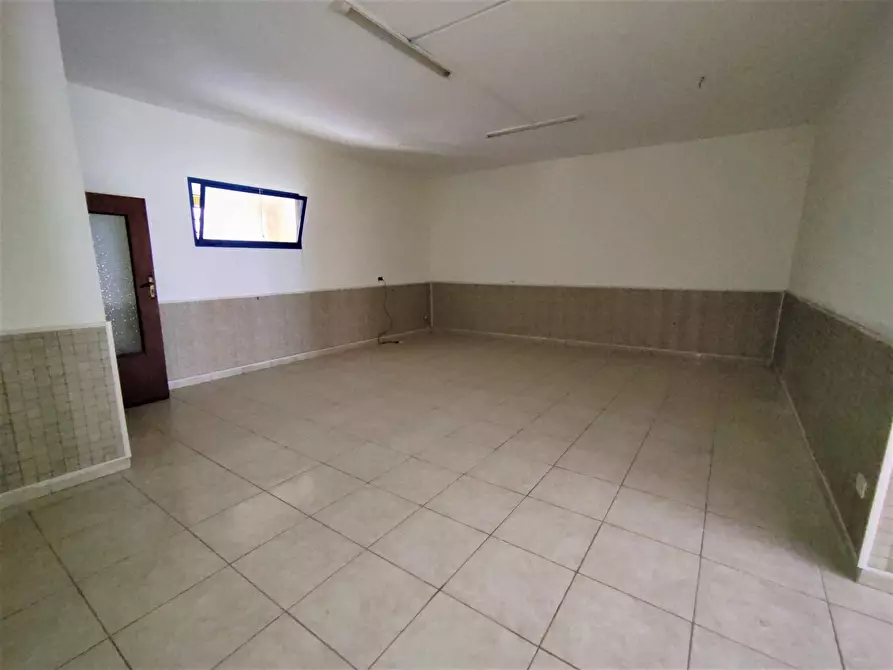 Immagine 2 di Locale commerciale in affitto  in Via Corso Umberto I 96 a Sannicandro Garganico