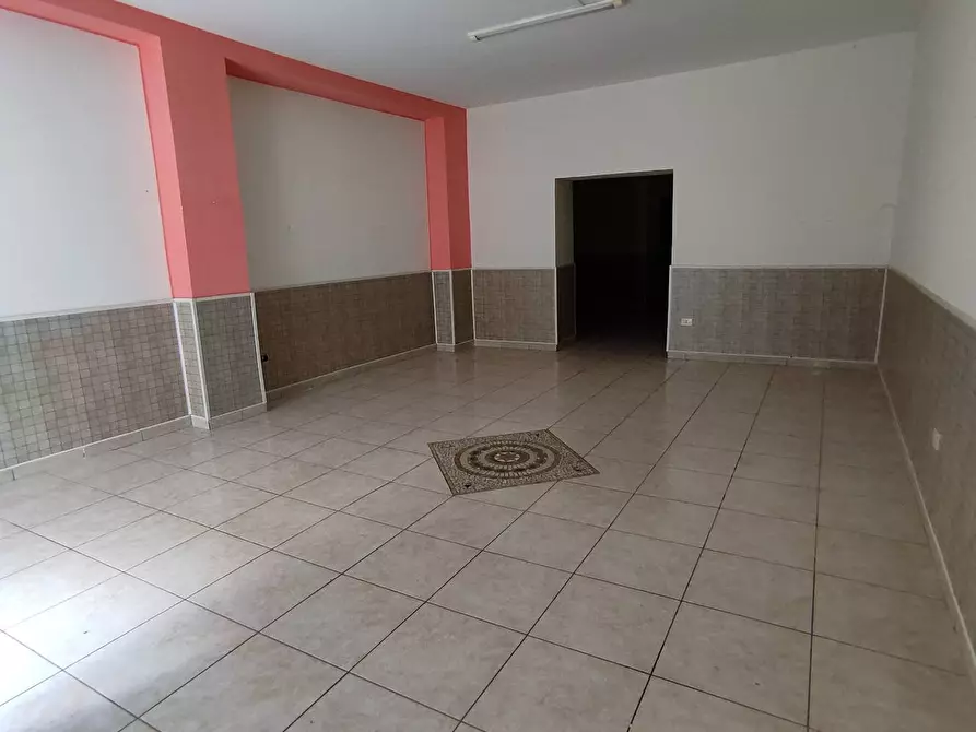 Immagine 3 di Locale commerciale in affitto  in Via Corso Umberto I 96 a Sannicandro Garganico