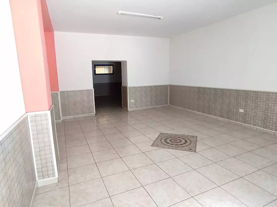 Immagine 4 di Locale commerciale in affitto  in Via Corso Umberto I 96 a Sannicandro Garganico