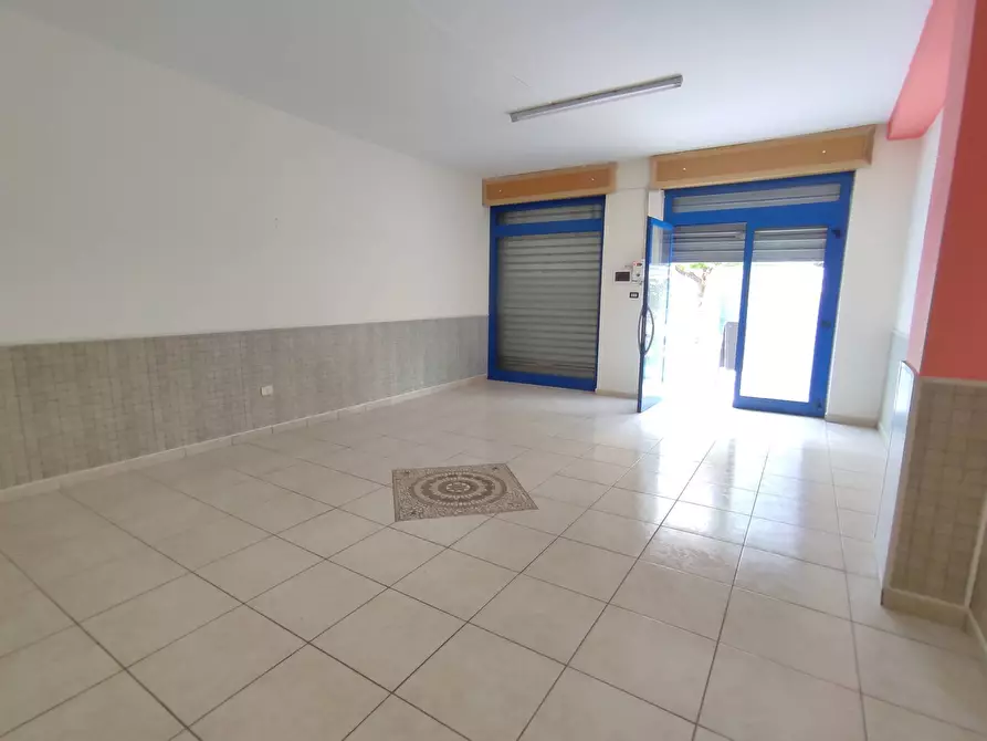Immagine 5 di Locale commerciale in affitto  in Via Corso Umberto I 96 a Sannicandro Garganico