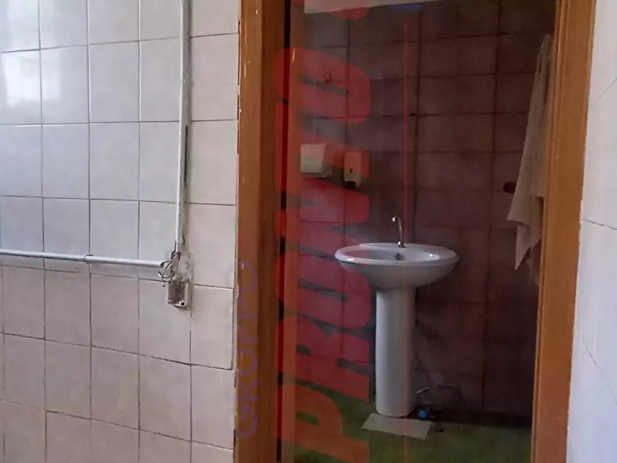 Immagine 10 di Locale commerciale in vendita  in Via PAPA GIOVANNI XXIII 3-5 a Cagnano Varano