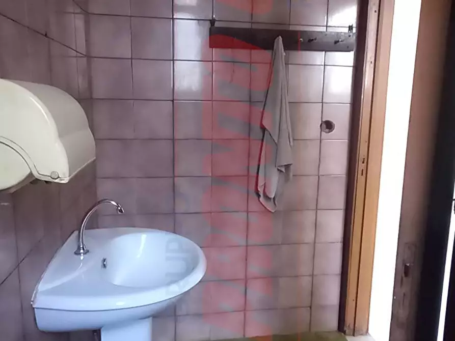 Immagine 11 di Locale commerciale in vendita  in Via PAPA GIOVANNI XXIII 3-5 a Cagnano Varano