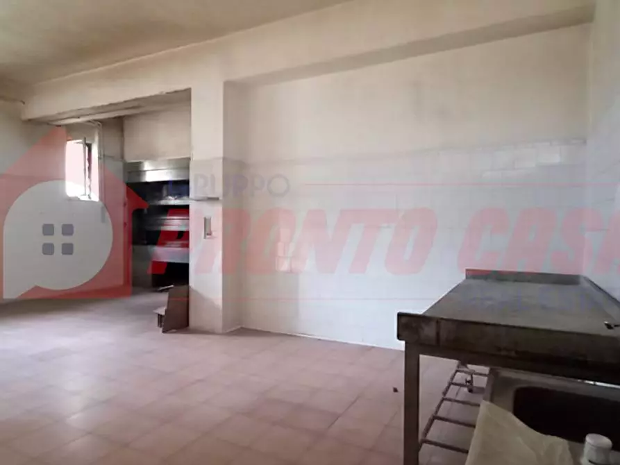 Immagine 15 di Locale commerciale in vendita  in Via PAPA GIOVANNI XXIII 3-5 a Cagnano Varano