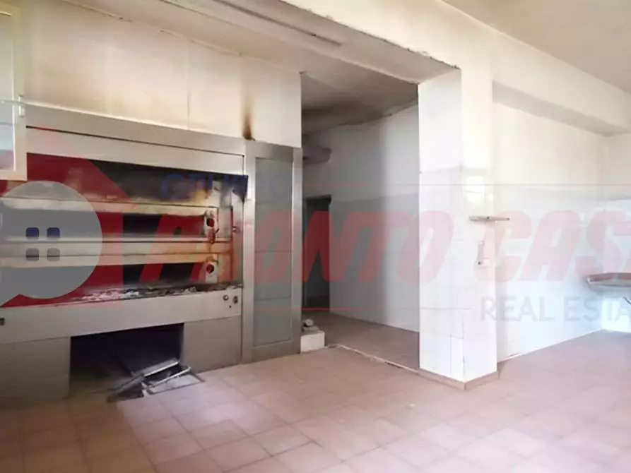 Immagine 19 di Locale commerciale in vendita  in Via PAPA GIOVANNI XXIII 3-5 a Cagnano Varano