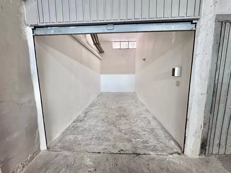 Immagine 2 di Box auto in vendita  in Via Rosolino Colella 7 a Palermo