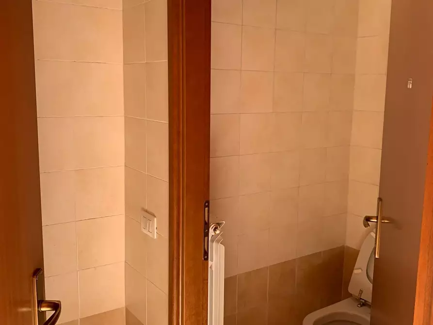 Immagine 9 di Locale commerciale in vendita  in Via Val Della Torre 27 a Torino