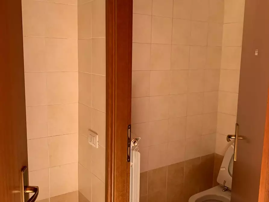 Immagine 10 di Locale commerciale in vendita  in Via Val Della Torre 27 a Torino