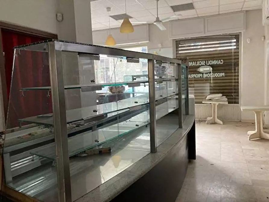 Immagine 8 di Locale commerciale in vendita  in Via Bernardino Luini 110 a Torino