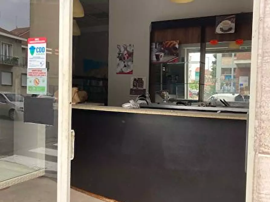 Immagine 10 di Locale commerciale in vendita  in Via Bernardino Luini 110 a Torino