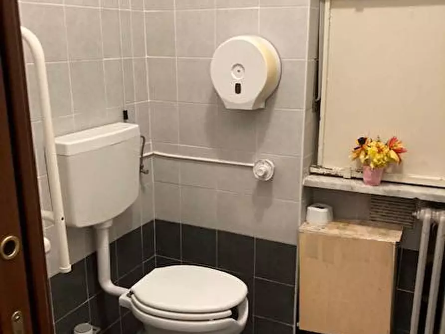 Immagine 11 di Locale commerciale in vendita  in Via Bernardino Luini 110 a Torino