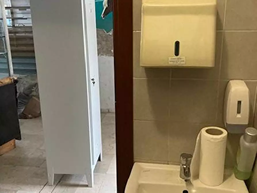 Immagine 16 di Locale commerciale in vendita  in Via Bernardino Luini 110 a Torino