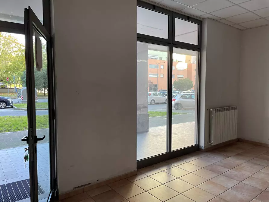 Immagine 3 di Locale commerciale in vendita  in Via Val Della Torre 37 a Torino