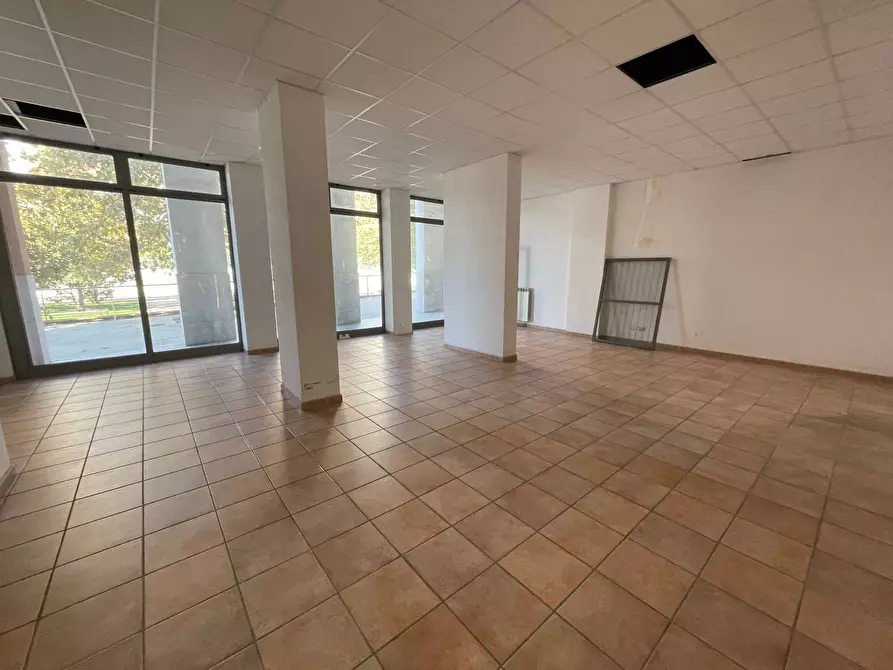 Immagine 1 di Locale commerciale in vendita  in Via Val Della Torre 41/7 a Torino