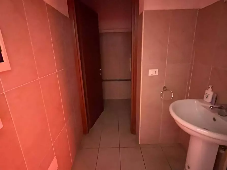 Immagine 17 di Locale commerciale in vendita  in Strada Carignano 23 a Moncalieri