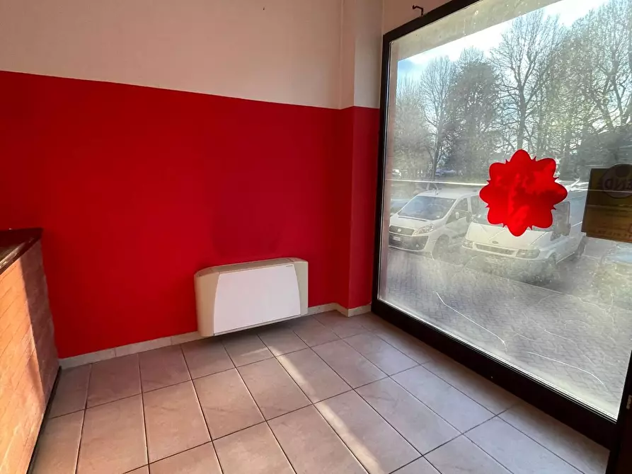 Immagine 10 di Locale commerciale in vendita  in Strada Carignano 23 a Moncalieri