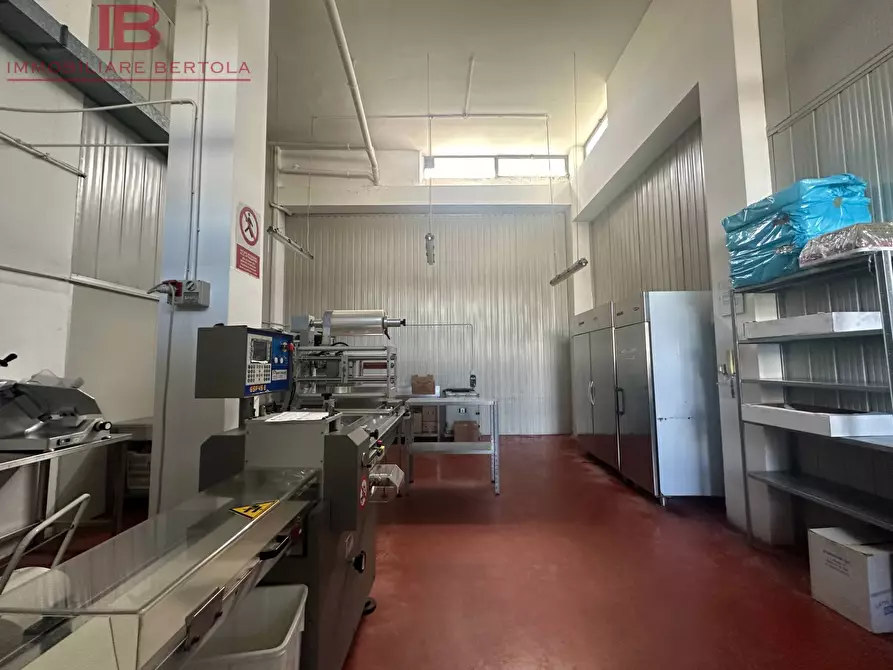 Immagine 8 di Magazzino in vendita  in via rocca de baldi 10 a Cuneo