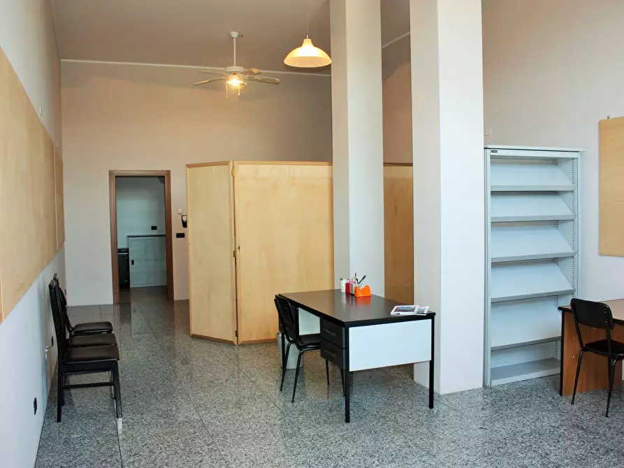 Immagine 4 di Negozio in vendita  in Via Nino Oxilia 21 a Torino