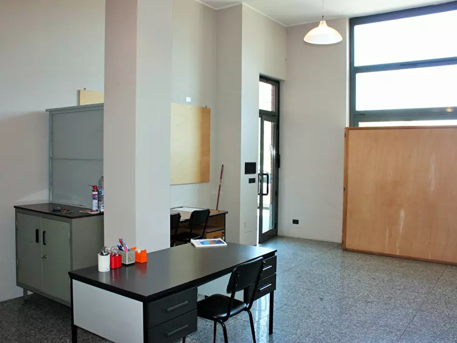 Immagine 10 di Negozio in vendita  in Via Nino Oxilia 21 a Torino