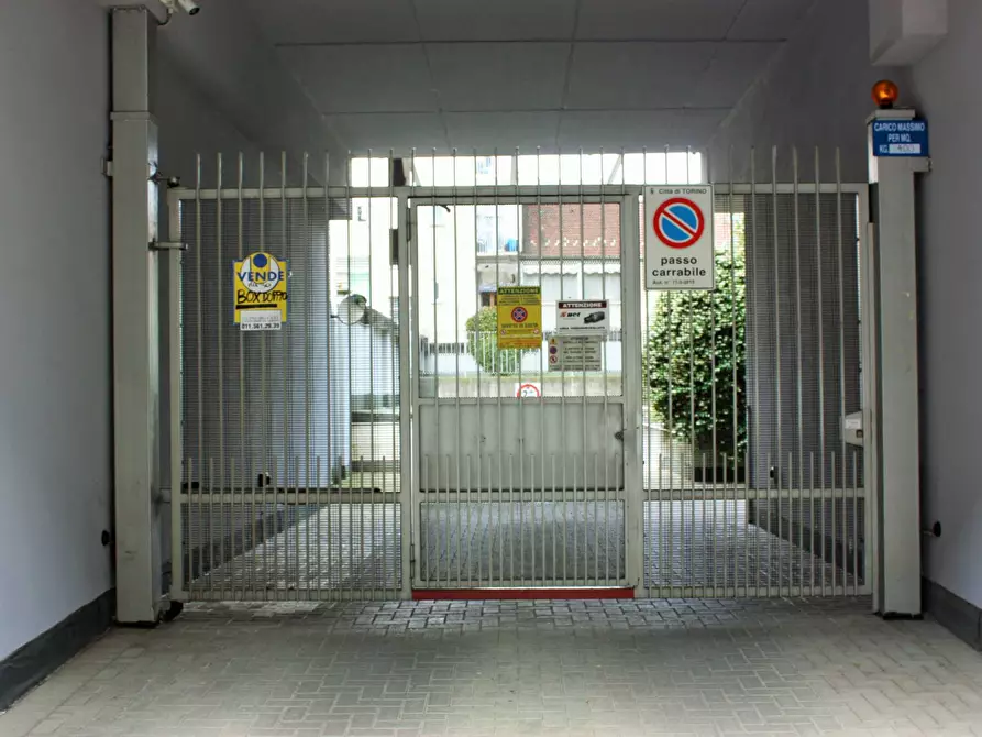 Immagine 2 di Box auto in vendita  in Via Mondrone 5 a Torino