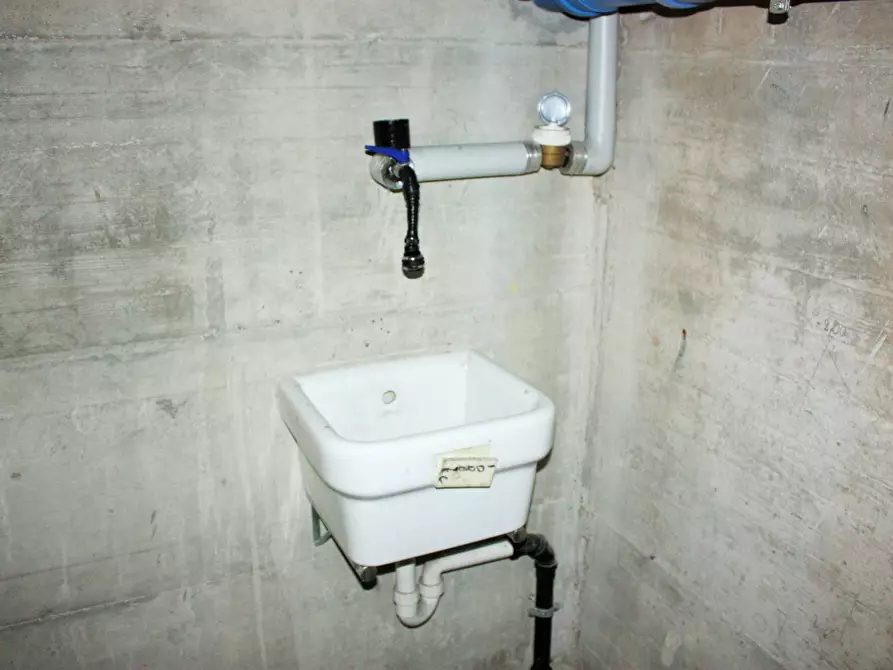 Immagine 8 di Box auto in vendita  in Via Mondrone 5 a Torino