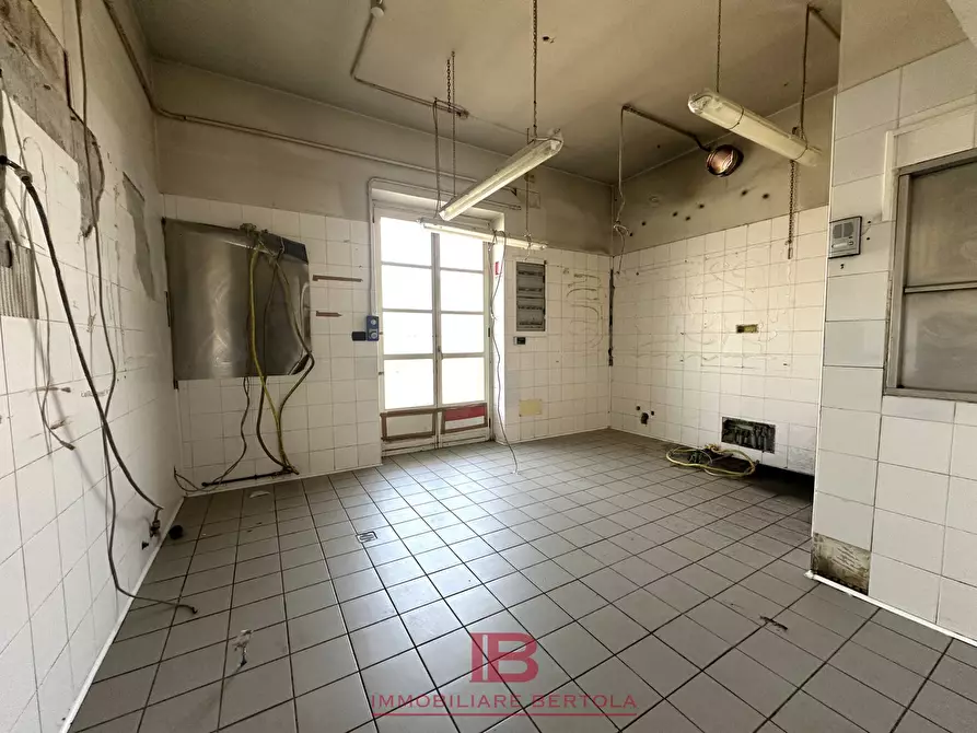 Immagine 15 di Locale commerciale in affitto  in via marmora 16 a Cuneo