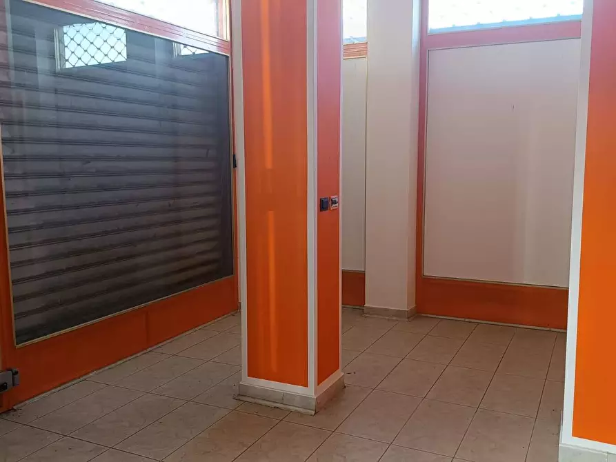 Immagine 12 di Negozio in vendita  in Via dei Ciliegi 6 a Borgaro Torinese