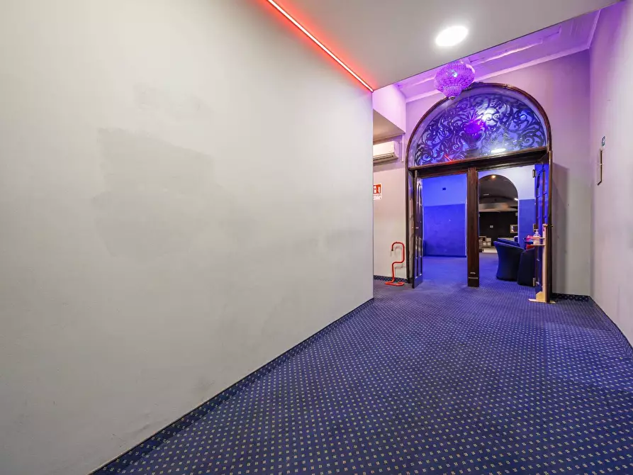 Immagine 9 di Locale commerciale in affitto  in Via Goito a Torino