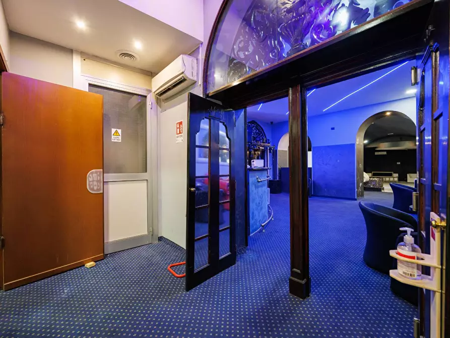 Immagine 8 di Locale commerciale in affitto  in Via Goito a Torino