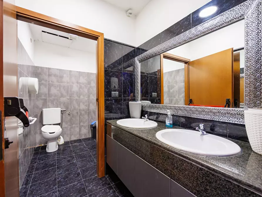 Immagine 10 di Locale commerciale in affitto  in Via Goito a Torino