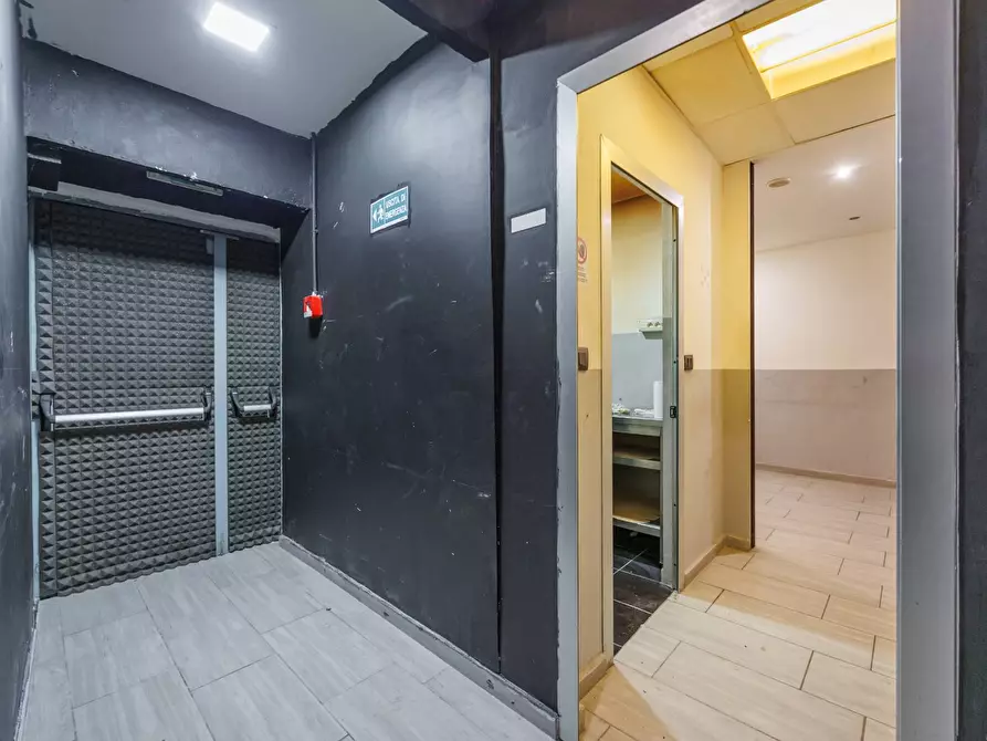 Immagine 13 di Locale commerciale in affitto  in Via Goito a Torino