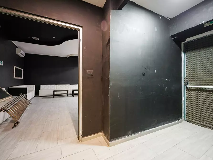 Immagine 11 di Locale commerciale in affitto  in Via Goito a Torino