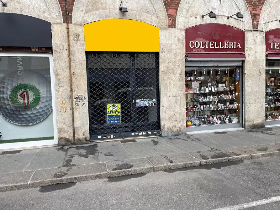 Immagine 10 di Negozio in affitto  in Via Nizza 43 a Torino