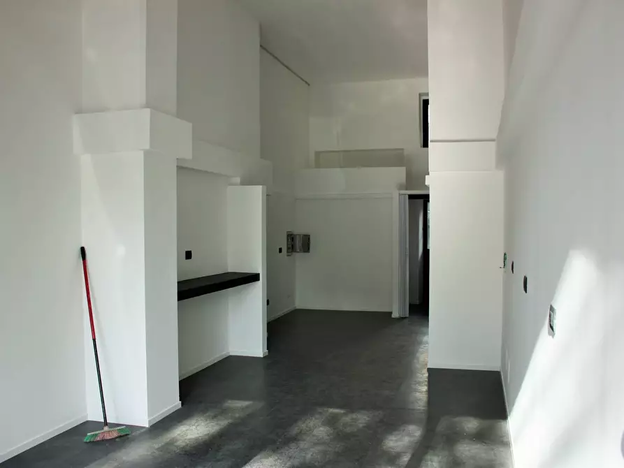 Immagine 4 di Negozio in affitto  in Corso Francia 286 a Torino