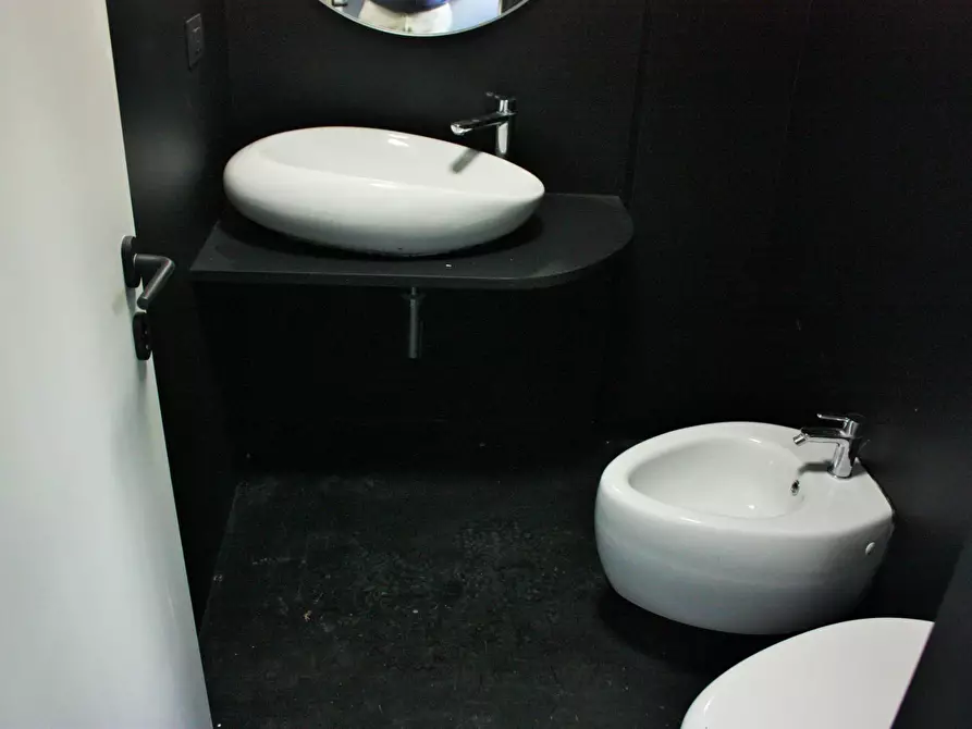 Immagine 11 di Negozio in affitto  in Corso Francia 286 a Torino