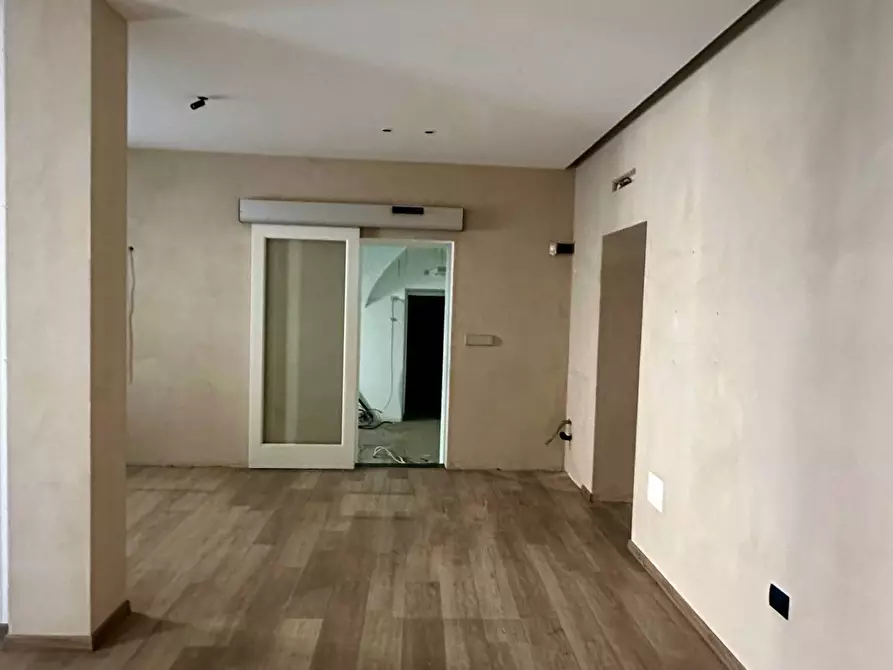 Immagine 12 di Negozio in affitto  in via roma 1 a Castelletto Stura