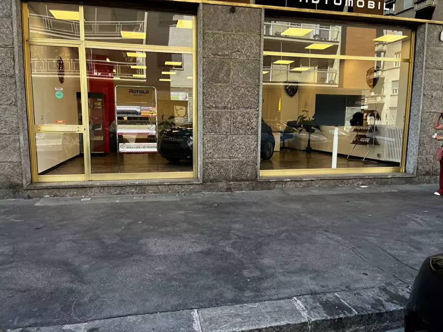 Immagine 1 di Locale commerciale in affitto  in Via Tunisi 50 a Torino