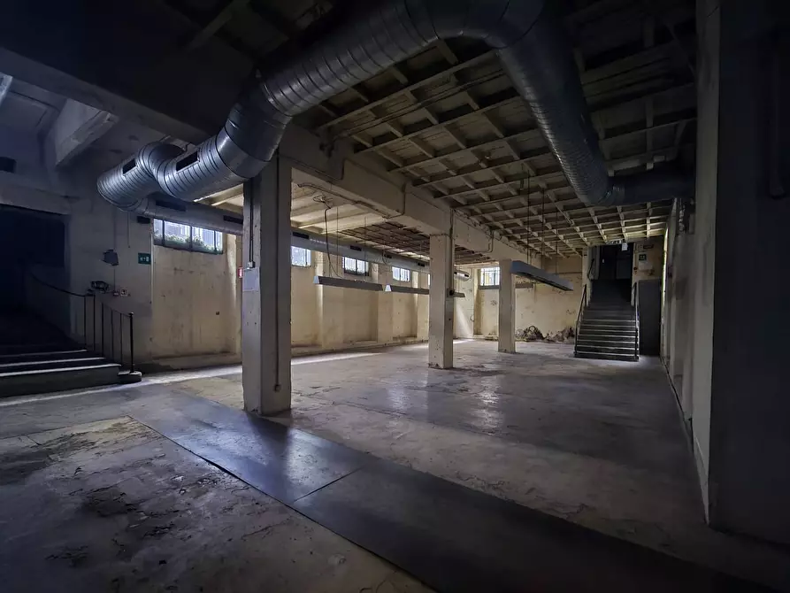 Immagine 9 di Locale commerciale in vendita  in Piazza Venticinque Aprile 9 a Milano