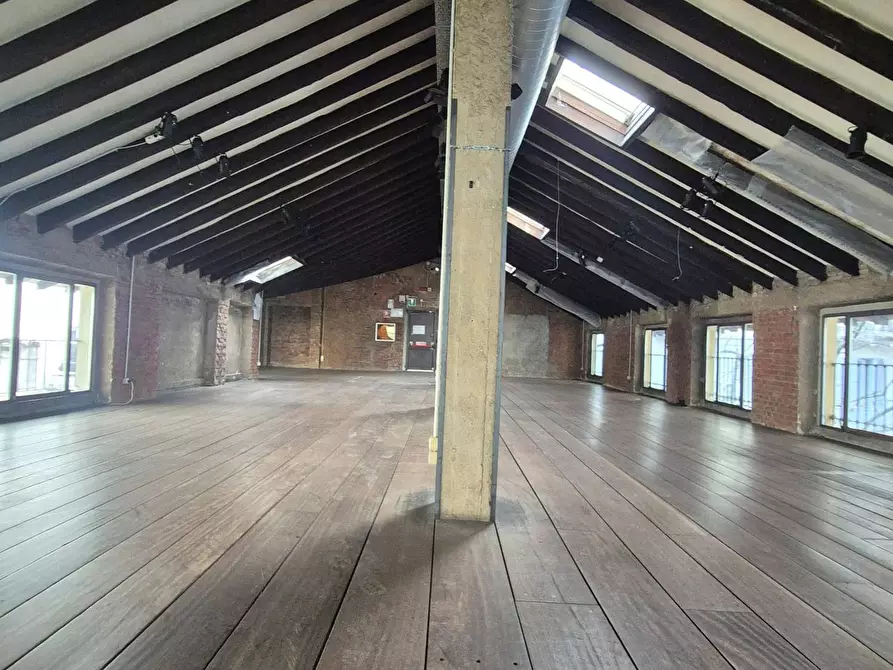 Immagine 10 di Locale commerciale in vendita  in Piazza Venticinque Aprile 9 a Milano