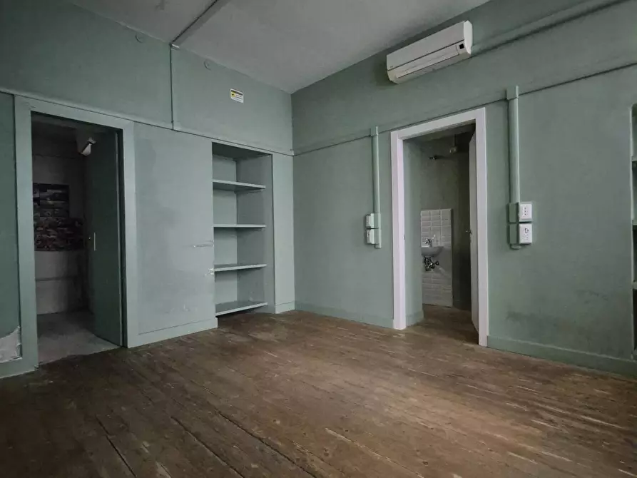 Immagine 7 di Locale commerciale in vendita  in Piazza Venticinque Aprile 9 a Milano