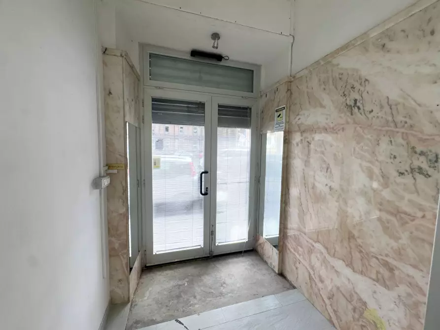 Immagine 9 di Negozio in affitto  in Via Legnano 6 a Torino