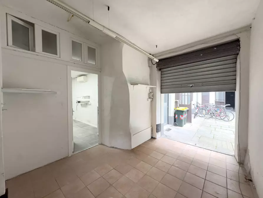 Immagine 8 di Negozio in affitto  in Via Legnano 6 a Torino