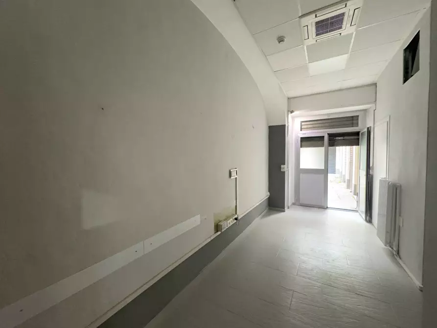 Immagine 13 di Negozio in affitto  in Via Legnano 6 a Torino
