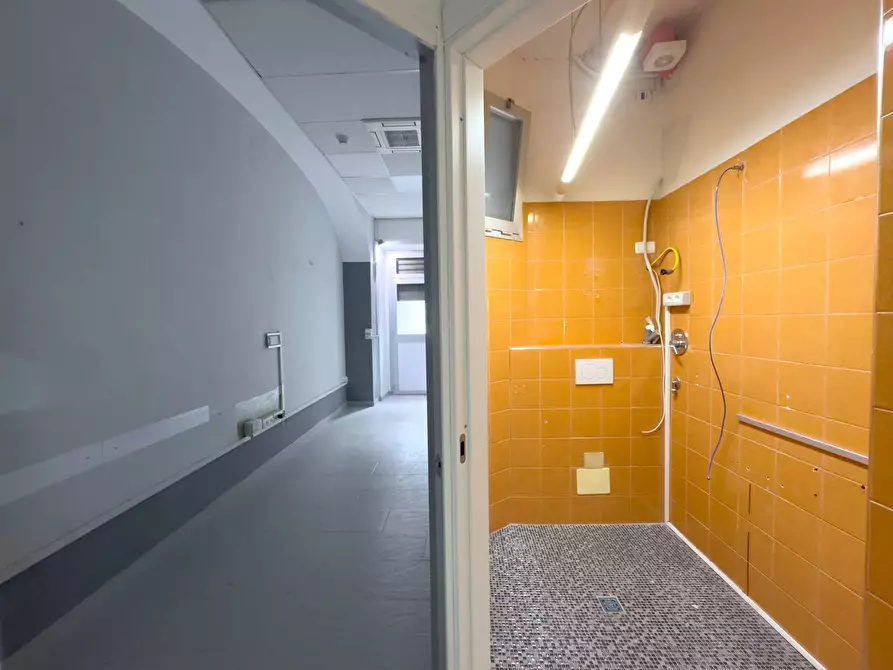 Immagine 14 di Negozio in affitto  in Via Legnano 6 a Torino
