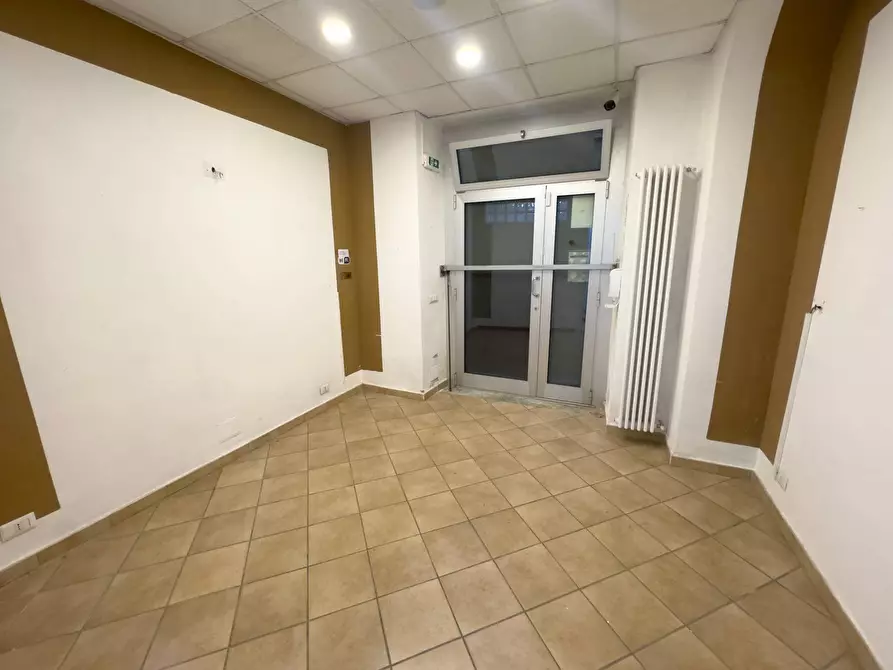 Immagine 4 di Negozio in affitto  in Via Legnano 6 a Torino