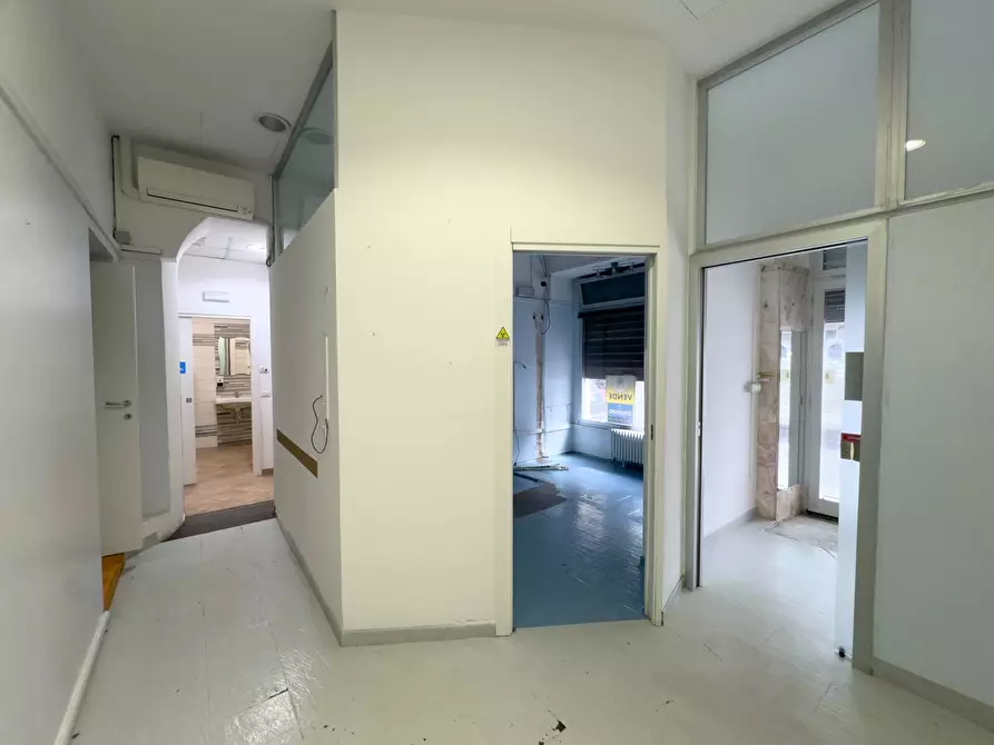 Immagine 7 di Negozio in affitto  in Via Legnano 6 a Torino