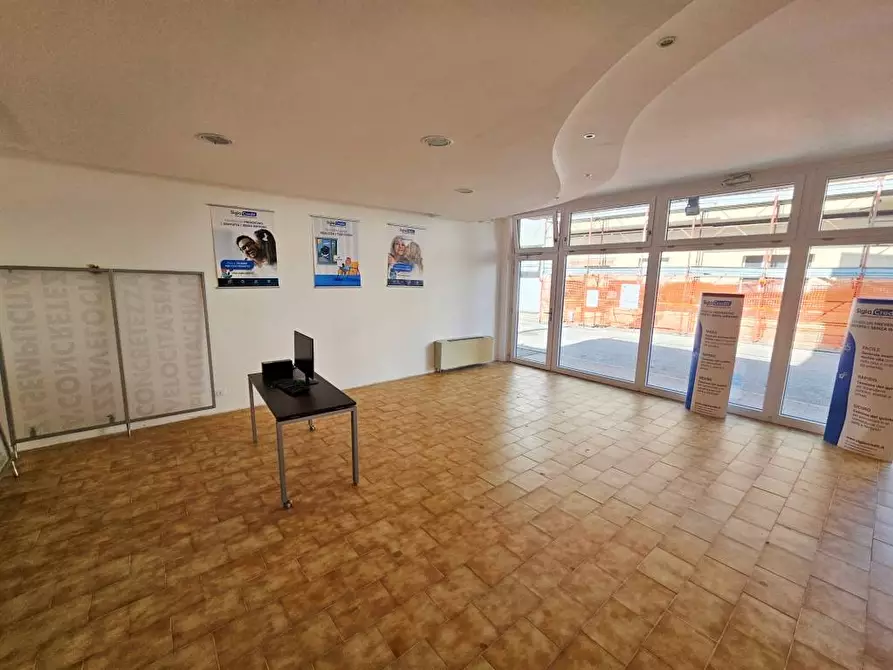 Immagine 7 di Negozio in vendita  in VIA UDINE 70 a Cormons